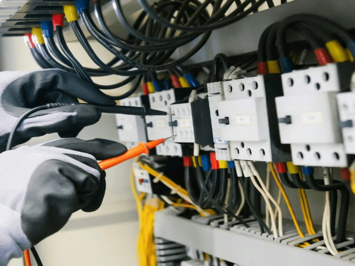 Elektrofachkraft prüft einen Schaltschrank – M-Baustrom Meister-Elektrobetrieb